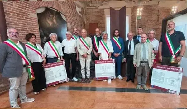 foto presentazione consegna pannelli tattili ai sindaci della provincia di Alessandria